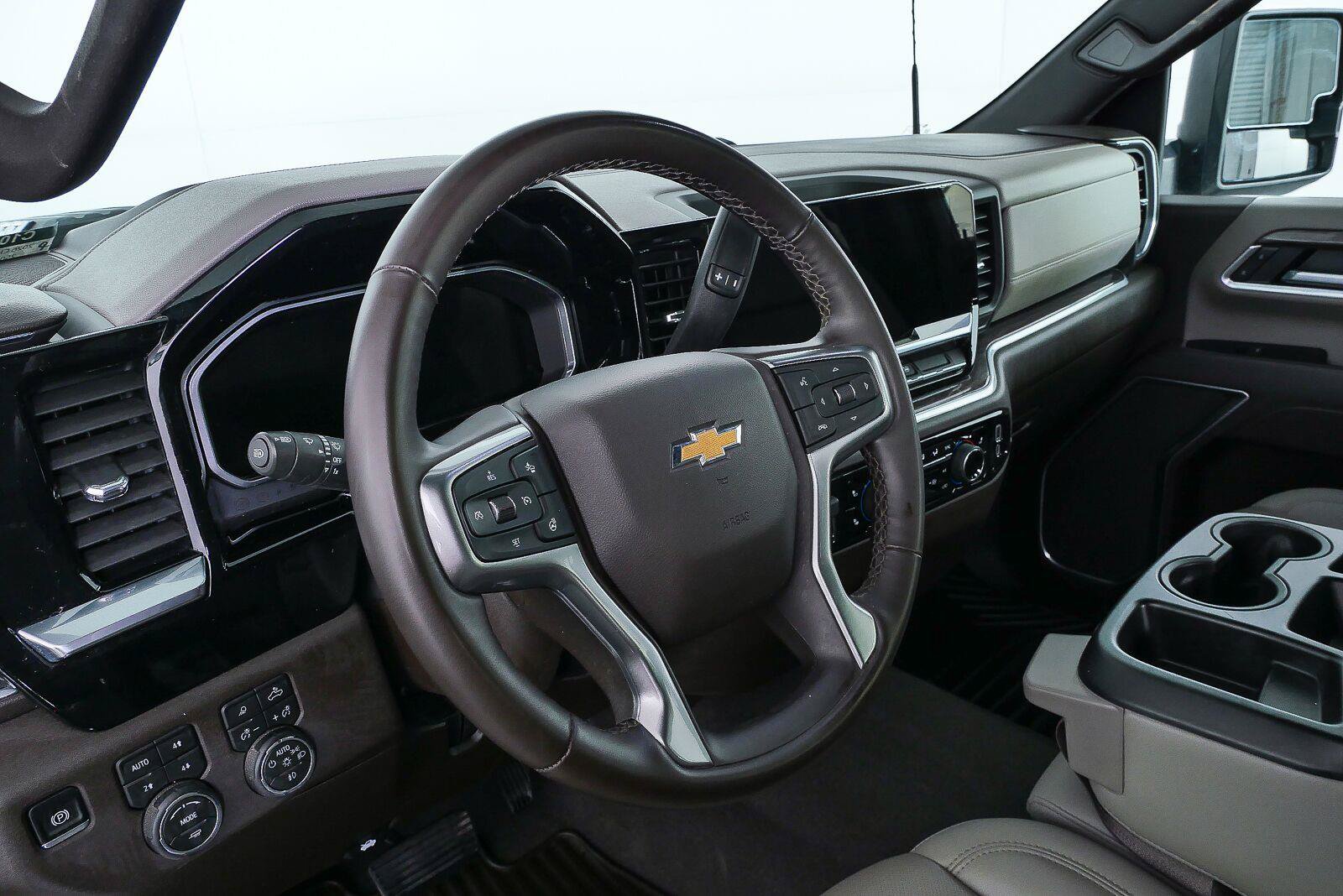 Used 2026 Chevrolet Silverado 2500 LTZ AWD/4WD image 4