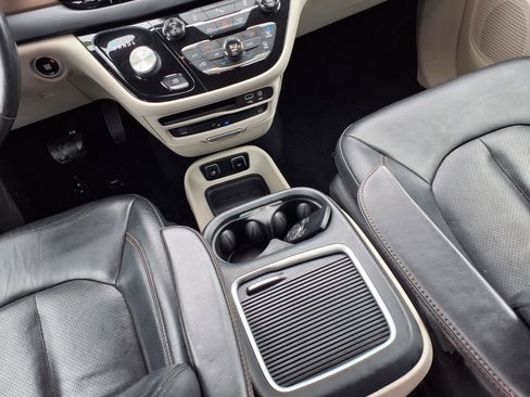 Used 2018 Chrysler Pacifica Touring-L Plus image 13