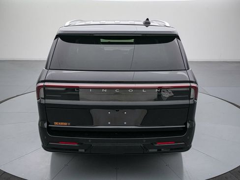 Used 2025 Lincoln Navigator Reserve AWD/4WD image 6