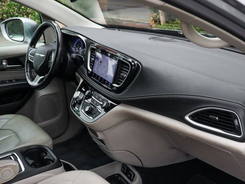Used 2021 Chrysler Pacifica Touring-L image 46