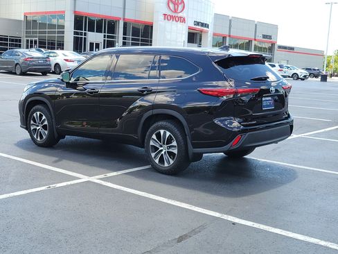 Used 2022 Toyota Highlander XLE AWD/4WD image 4