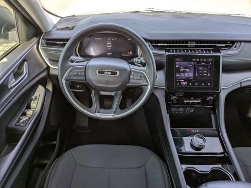 Used 2023 Jeep Grand Cherokee Laredo RWD image 16