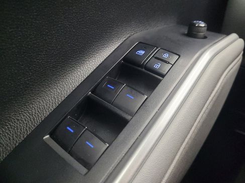 Used 2021 Toyota Highlander LE AWD/4WD image 27