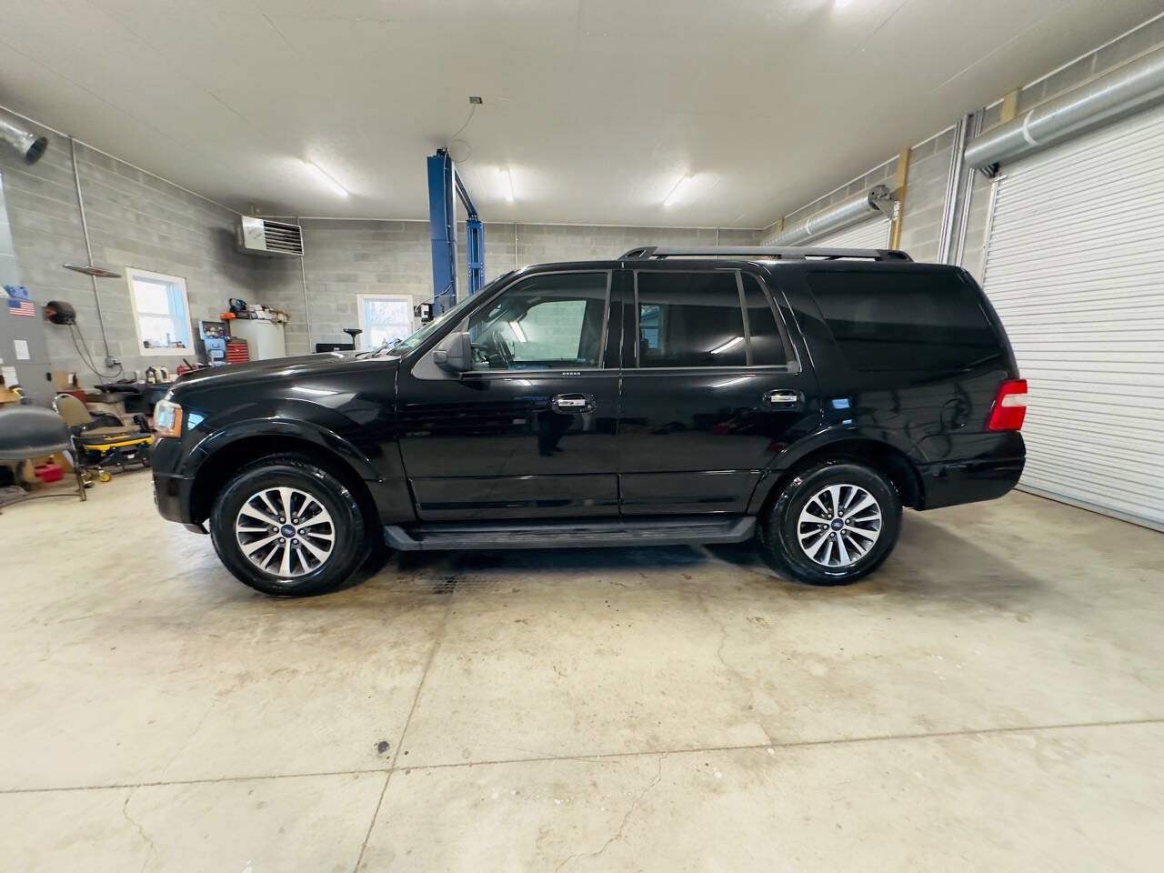 Used 2017 Ford Expedition XLT AWD/4WD image 3