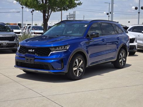 Certified 2022 Kia Sorento S FWD image 2