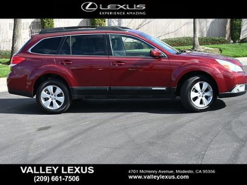 Used 2011 Subaru Outback 2.5i Limited image 3
