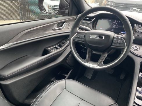 Used 2025 Jeep Grand Cherokee Limited image 35