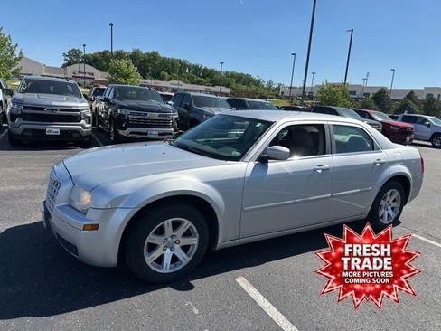 Used 2007 Chrysler 300 Touring w/ Comfort/Convenience Group RWD image 1