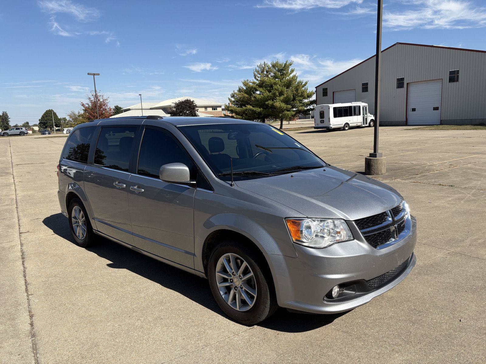 Used 2020 Dodge Grand Caravan SXT FWD image 2