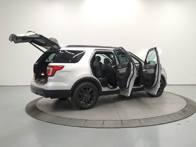 Used 2017 Ford Explorer XLT w/ Equipment Group 202A FWD image 13