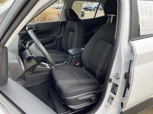 Used 2025 Hyundai Venue SEL image 17