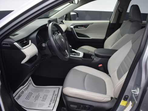 Used 2022 Toyota RAV4 XLE Premium image 14