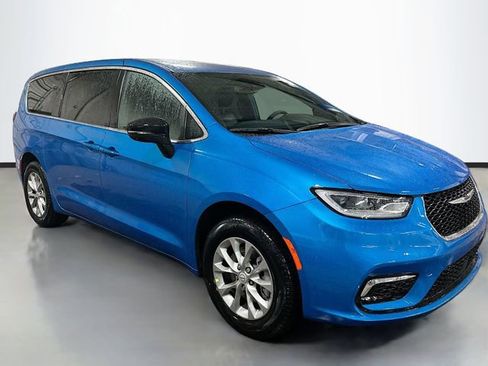 New 2026 Chrysler Pacifica Select AWD/4WD image 3