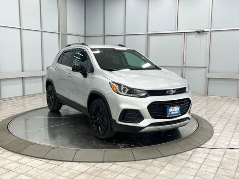 Used 2020 Chevrolet Trax LT w/ Redline Edition image 2