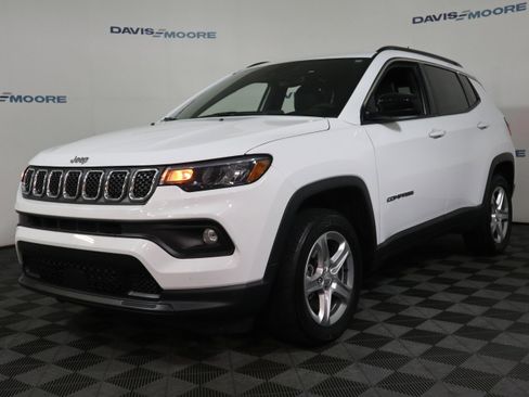 Used 2023 Jeep Compass Latitude w/ Convenience Group image 12