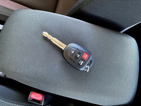 Used 2017 Toyota Corolla LE FWD image 30