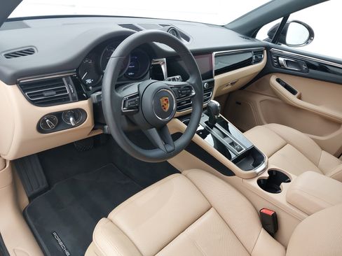 Certified 2026 Porsche Macan AWD/4WD image 4