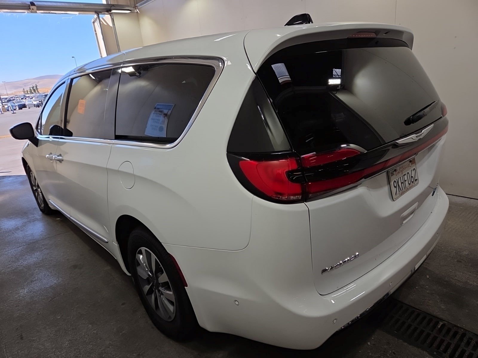 Used 2023 Chrysler Pacifica Limited w/ Uconnect Theater Family Group FWD image 4