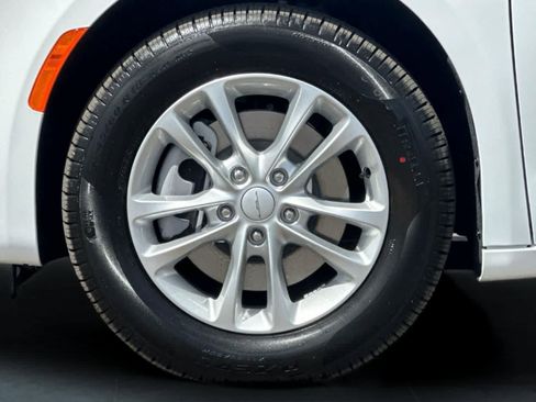 New 2027 Chrysler Pacifica Select AWD/4WD image 32