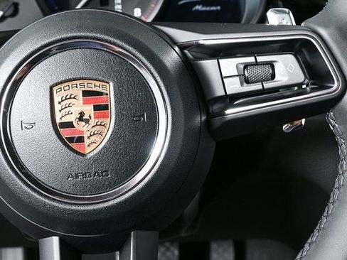 Certified 2025 Porsche Macan image 11