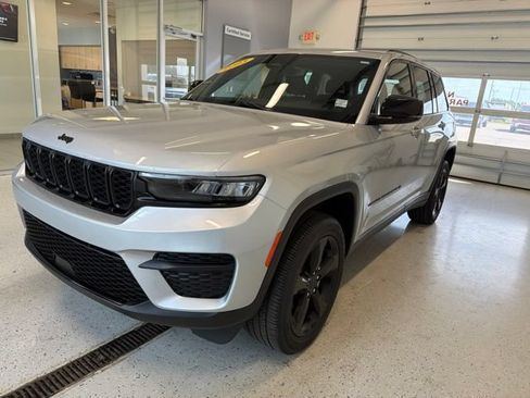 Used 2023 Jeep Grand Cherokee Altitude AWD/4WD image 5