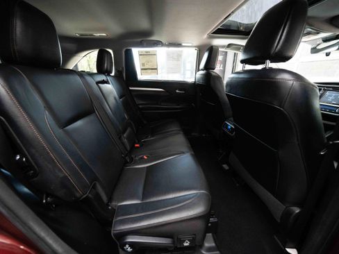 Used 2017 Toyota Highlander XLE AWD/4WD image 25