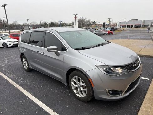 Used 2018 Chrysler Pacifica Touring Plus w/ Tire & Wheel Group image 1
