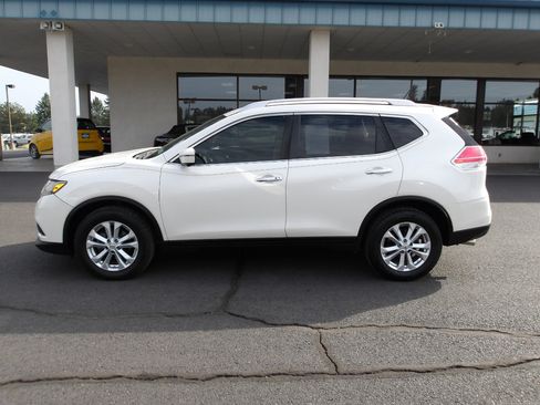 Used 2016 Nissan Rogue SV w/ SV Premium Package image 2