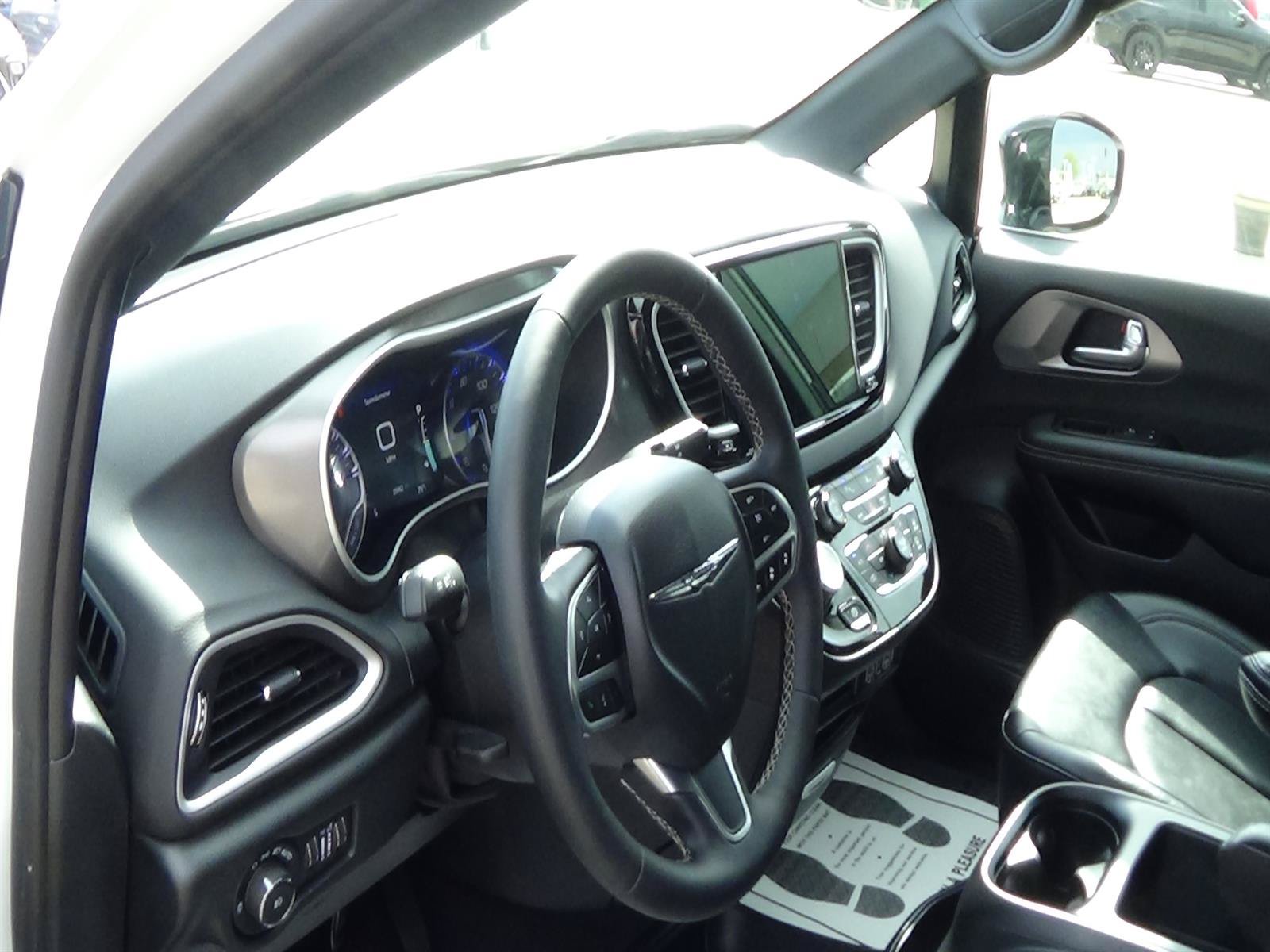 Certified 2025 Chrysler Pacifica Select FWD image 17