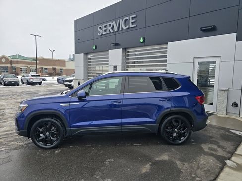 Used 2022 Volkswagen Taos SE w/ Panoramic Sunroof Package image 2