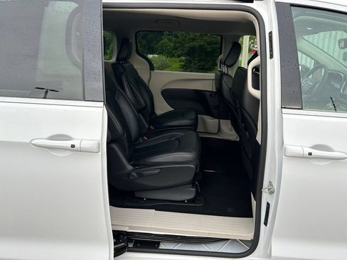 Used 2024 Chrysler Pacifica Limited FWD image 45