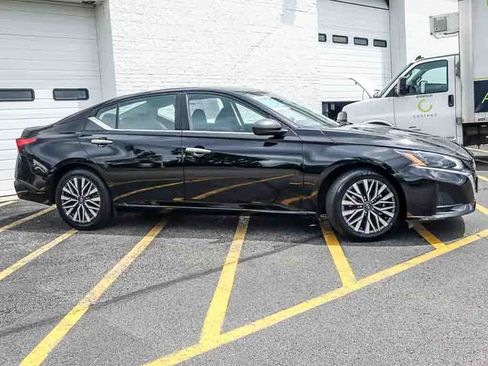 Used 2024 Nissan Altima 2.5 SV FWD image 5