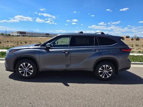 Used 2021 Toyota Highlander XLE image 2