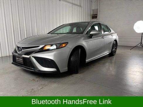 Used 2024 Toyota Camry SE image 4