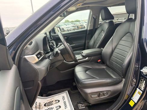 Used 2022 Toyota Highlander XLE AWD/4WD image 10