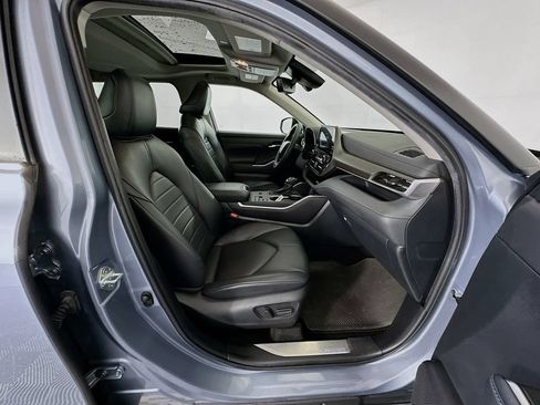 Used 2024 Toyota Highlander XLE FWD image 30
