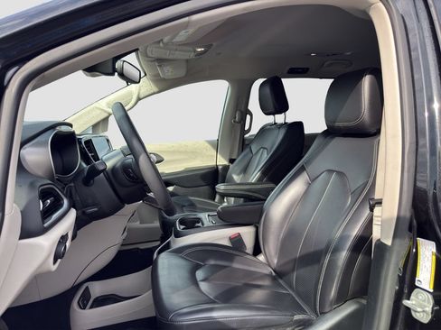 Used 2023 Chrysler Pacifica Touring-L FWD image 9