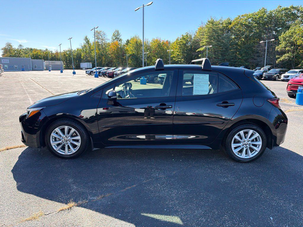 Used 2025 Toyota Corolla SE FWD image 3