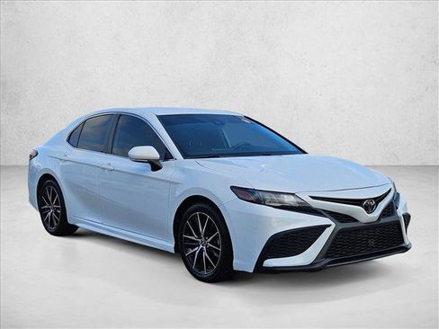 Used 2023 Toyota Camry SE FWD image 3