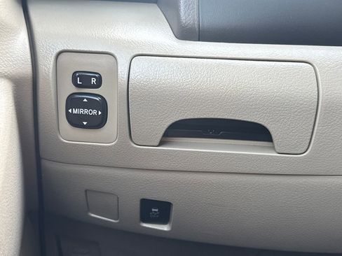 Used 2011 Toyota Camry image 30