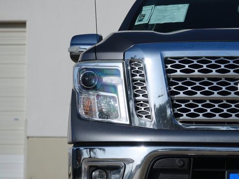 Used 2019 Nissan Titan SL image 18