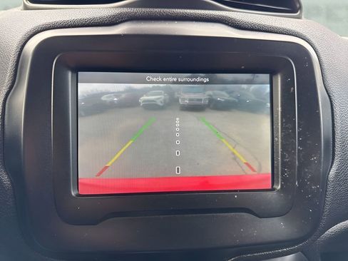 Used 2018 Jeep Renegade Latitude image 18