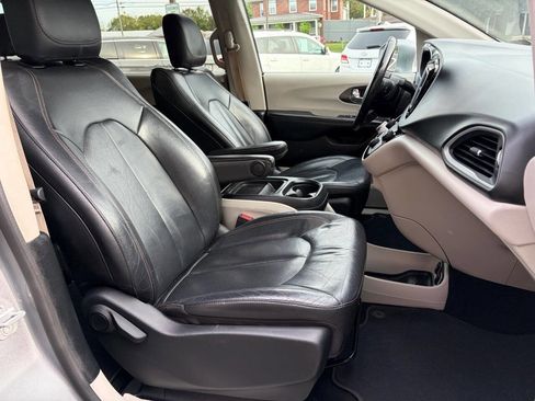 Used 2020 Chrysler Pacifica Touring-L w/ Tire & Wheel Group image 10