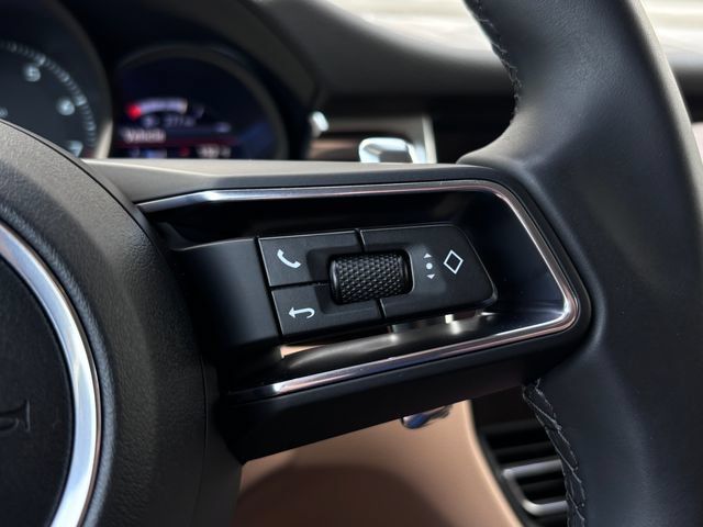 Certified 2026 Porsche Macan AWD/4WD image 17