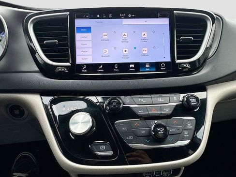 Used 2024 Chrysler Pacifica Touring-L image 21