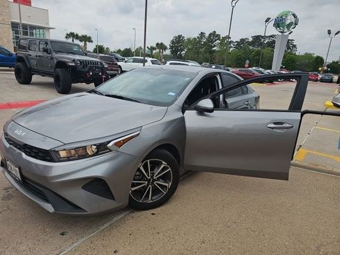 Used 2023 Kia Forte LXS image 2