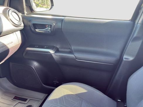 Used 2018 Toyota Tacoma TRD Off-Road w/ Technology Package image 16