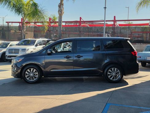 Used 2019 Kia Sedona LX image 11