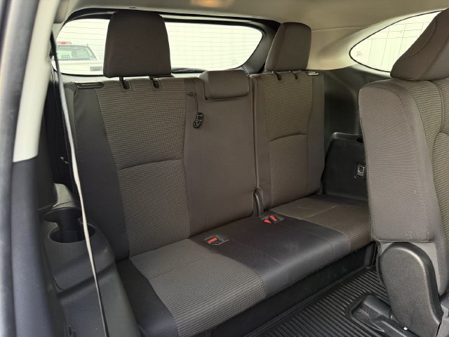 Used 2023 Toyota Highlander LE FWD image 33