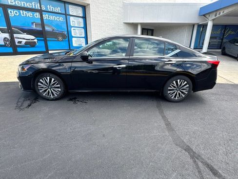 Used 2025 Nissan Altima 2.5 SV FWD image 2